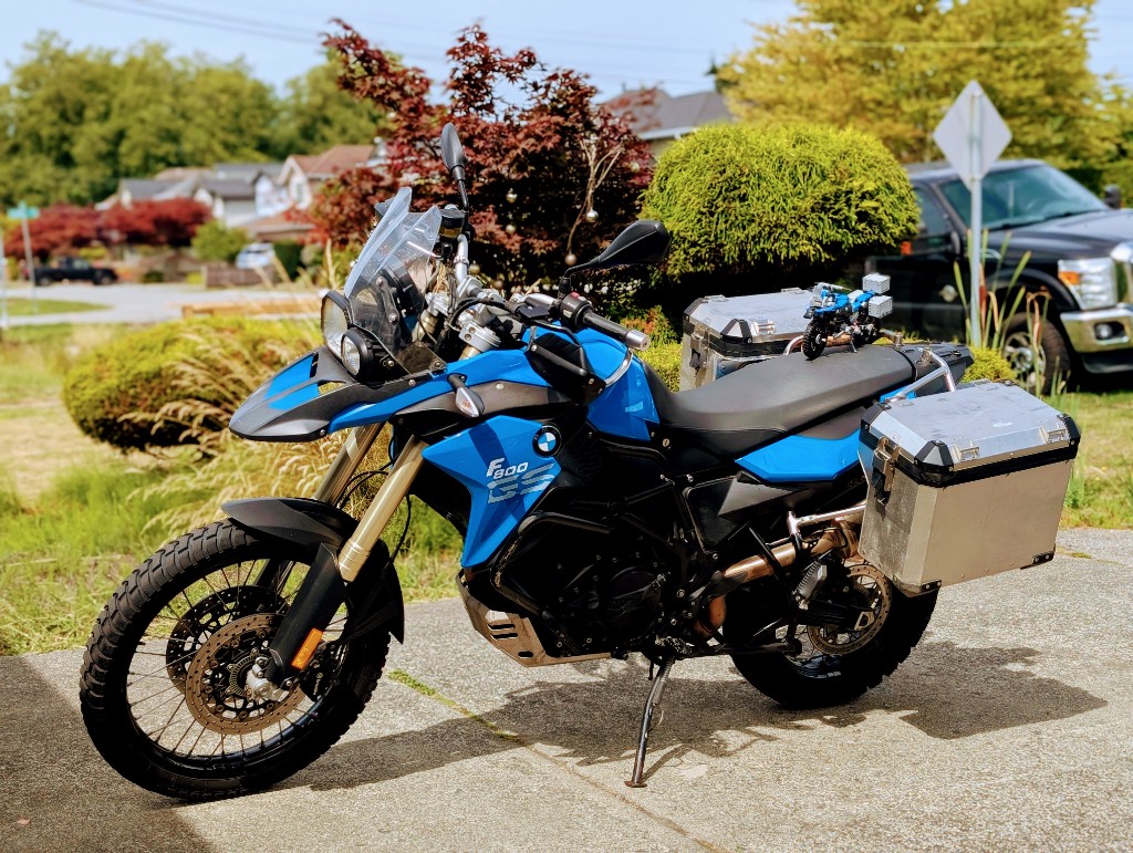 F800GS with full aluminum luggage on driveway